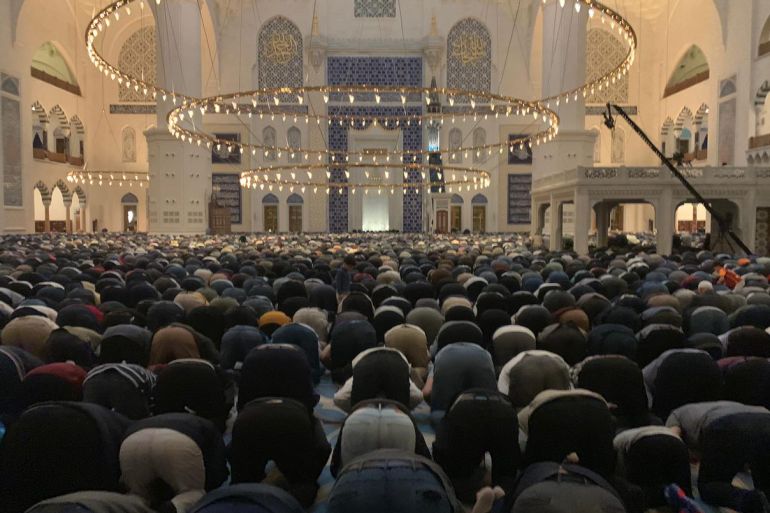 داخل جامع اتشاملجا أكبر مساجد أوروبا خلال رمضان رمضان (الجزيرة)