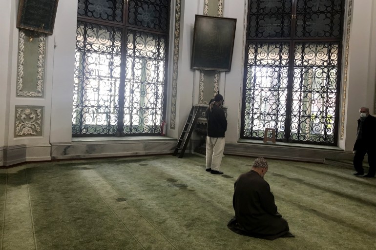 تركيا - خليل مبروك- مصلون في الطابق الأول بجامع الخرقة الشريفة باسطنبول - مصدر الصورة مراسل الجزيرة نت خليل مبروك