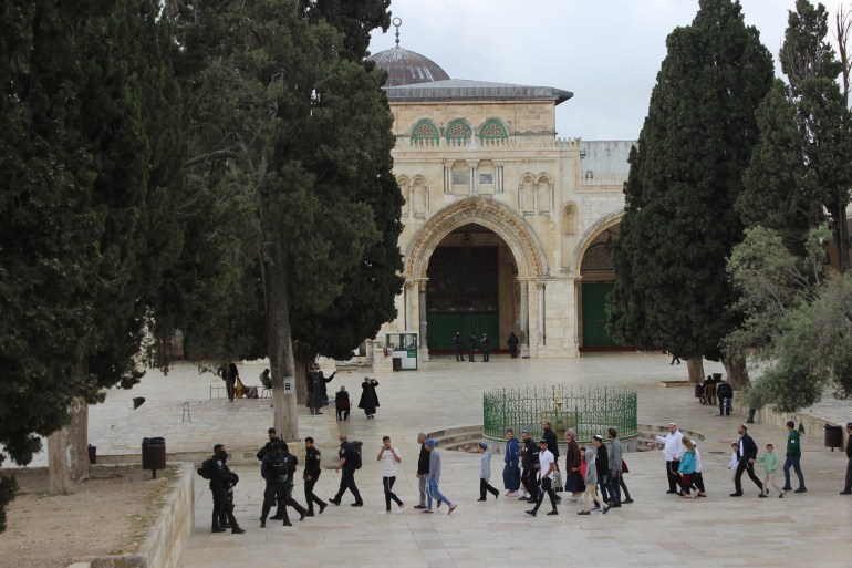 فلسطين، القدس، المسجد الأقصى، مجموعة من المستوطنين يقتحمون الأقصى احتفالا بعيد الفصح اليهودي (الجزيرة نت)