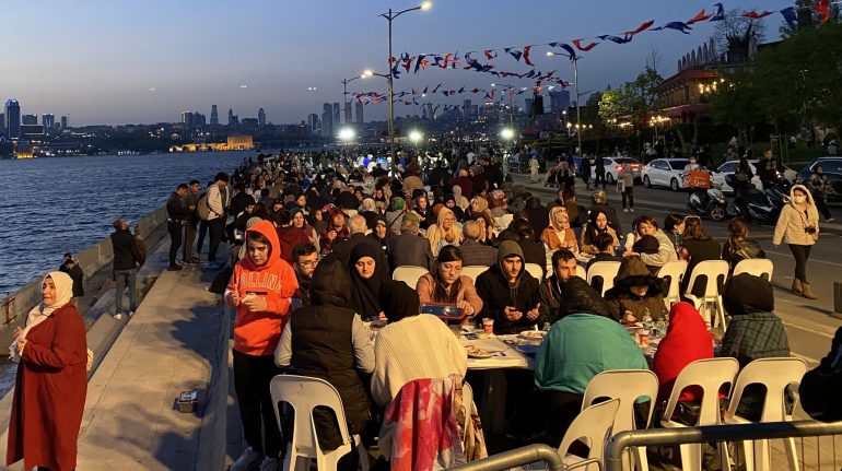 تركيا - خليل مبروك - مواطنون أتراك على مائدة أكبر إفطار في الجمهورية التركية على ساحل برج الفتاة في أسكودار باسطنبول - مصدر الصورة صحيفة اسطنبول تعقيبة - istanbul takipte