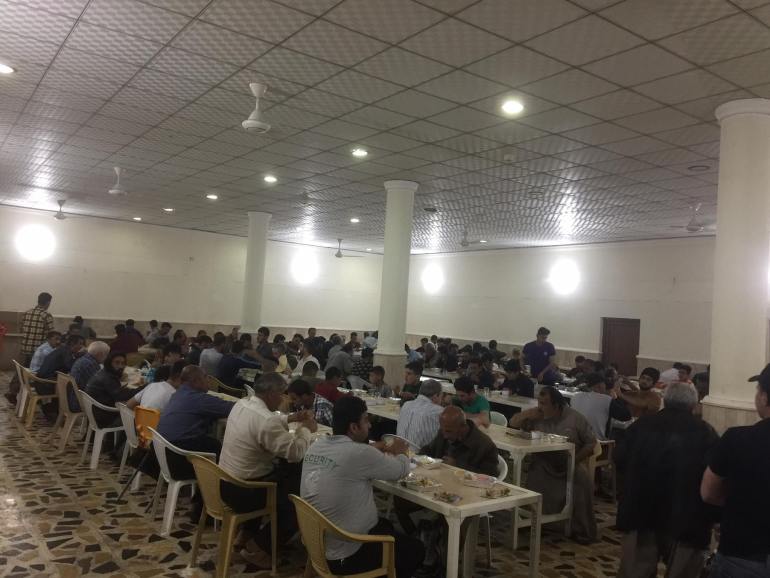 تناول طعام الإفطار في مطعم الجامع من قبل مجموعة من المتعففين (الجزيرة نت)