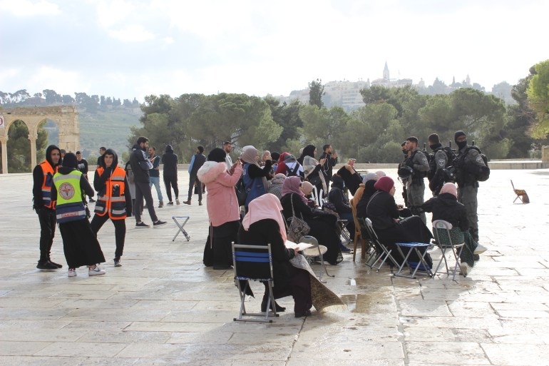 5-فلسطين، القدس، المسجد الأقصى، جنود الاحتلال يمنعون النساء من الوصول لساحات المصلى القبلي في المسجد الأقصى(الجزيرة نت)