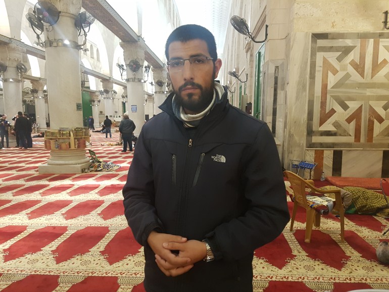 7-فلسطين، القدس، المسجد الأقصى، أستاذ التربية الإسلامية المقدسي هشام بصبوص (الجزيرة نت)