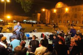 10-فلسطين، القدس، المسجد الأقصى، إحدى محاضرات الاعتكاف العلمي التي يظهر المصلى القبلي في خلفيتها(الجزيرة نت)