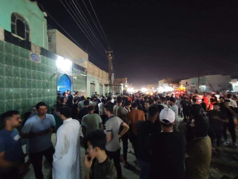 غاضبون يتجمهرون أمام مسجد لأتباع الصرخي في ذي قار (مواقع التواصل)