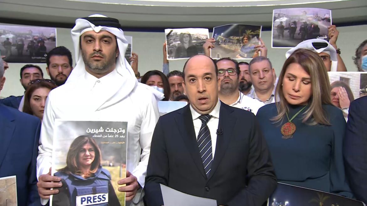 وقفة احتجاج يقوم بها موظفين قناة الجزيرة لإدنة جريمة قتل الزميلة شيرين أبو عاقلة
