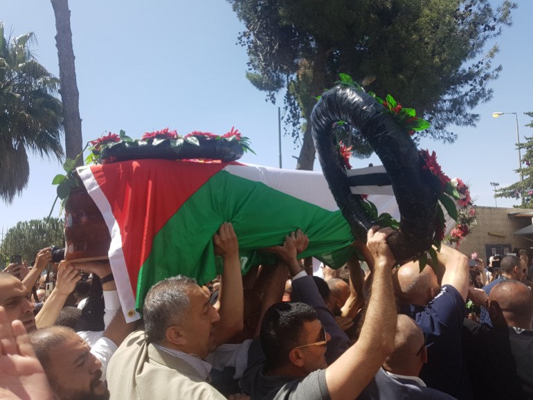 4-وصول جثمان شيرين أبو عاقلة إلى مستشفى الفرنساوي بالقدس بعد تغطية التابوت بالعلم الفلسطيني(الجزيرة نت)