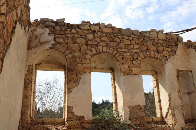 9-بقايا بناء قصر المفتي في قرية قالونيا المهجرة (الجزيرة نت)