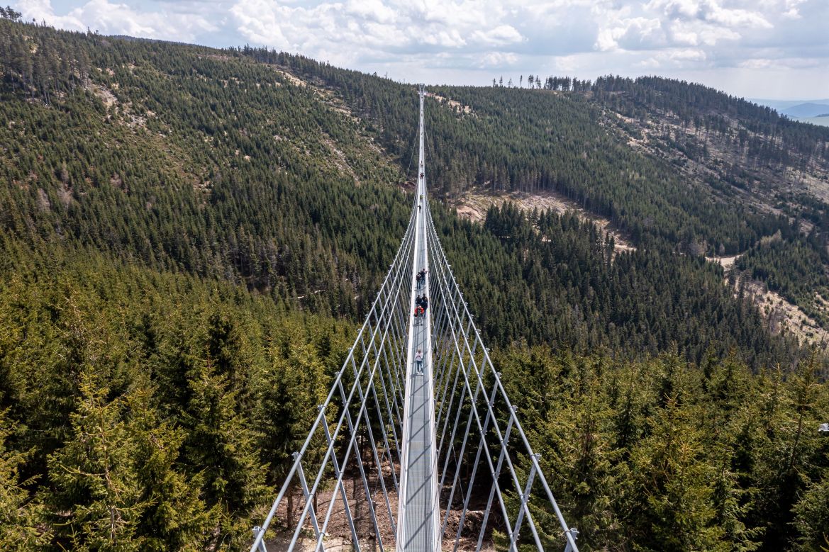  أطول وأعلى جسر معلق في العالم H_57667287