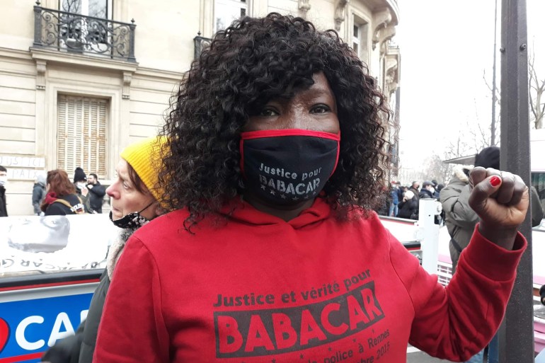 مهاجرة غير نظامية أثناء وقفة احتجاجية في باريس ضد عنف الشرطة على المهاجرين