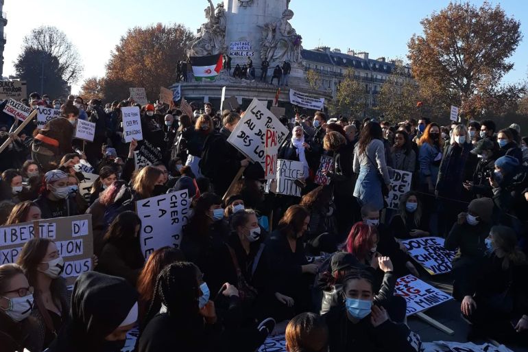 وقفة احتجاجية في ساحة الجمهورية بباريس مناصرة للمهاجرين