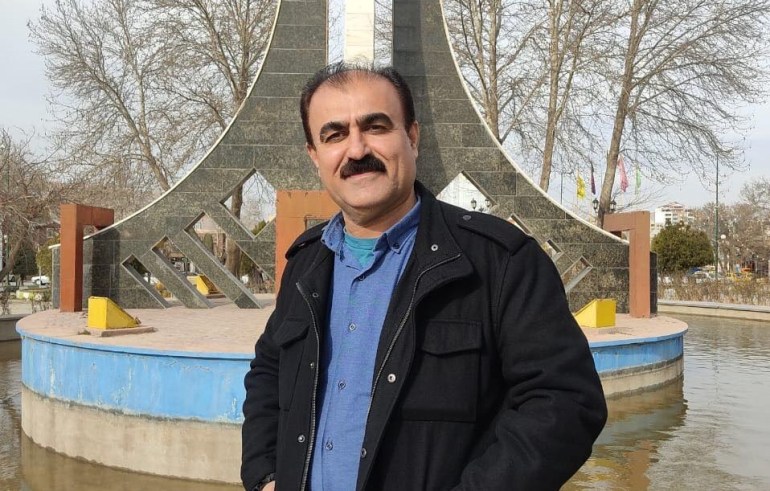 رئيس فرع السليمانية لتجمع خطاطي كردستان عمر سليم (الجزيرة)