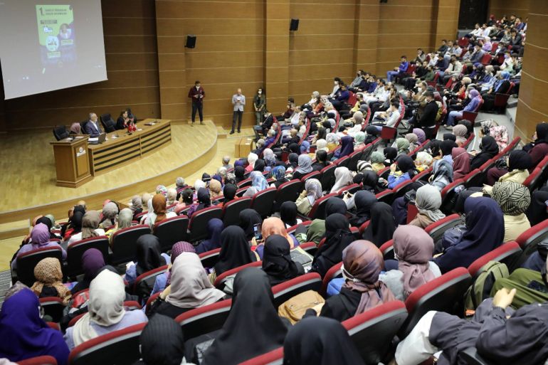لقطة عامة لطلاب في جامعة غازي عنتاب التركية تتضمن حضورًا بارزًا للمحجبات_ المصدر_ الصفحة الرسمية للجامعة_ التاريخ غير محدد(2)