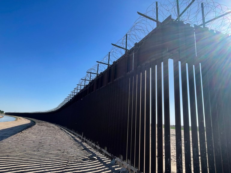 لم يمنع السور- الجدار الحديدي الفاصل بين الولايات المتخدة والمكسيك بالقرب من بلدة سمرتون في جنوب أريزونا مئات الالاف من المهاجرين غير الشرعيين من العبور من تحت او فوق السور