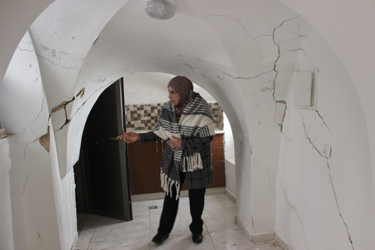 12-سيدة مقدسية تشير إلى التشققات الخطيرة في منزلها الواقع في حوش النيرسات في البلدة القديمة بالقدس(الجزيرة نت)
