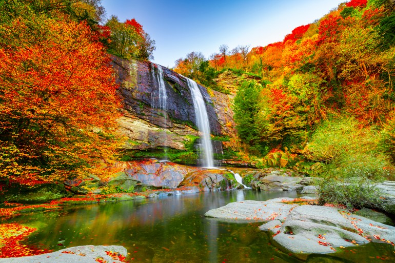 بورصة - تركيا Waterfall view in autumn. The autumn colors surrounding the waterfall offer a visual feast. colorful leaves of autumn. Suuctu waterfalls, Bursa, Turkey. SS1544466068