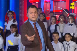 أطفال أذربيجان يسبُّون ماكرون.. باكو والحرب الإعلامية مع فرنسا