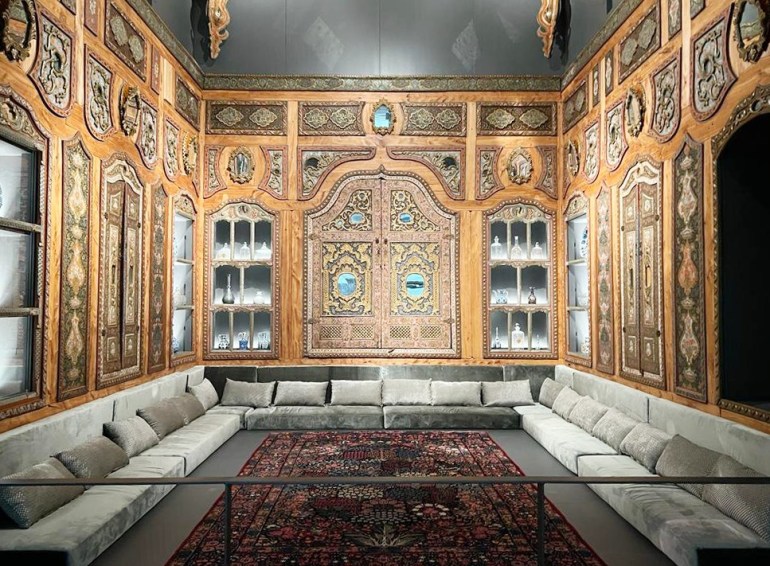 غرفة معيشة دمشقية تبرز فن الضيافة في العالم الإسلامي (الجزيرة نت)
