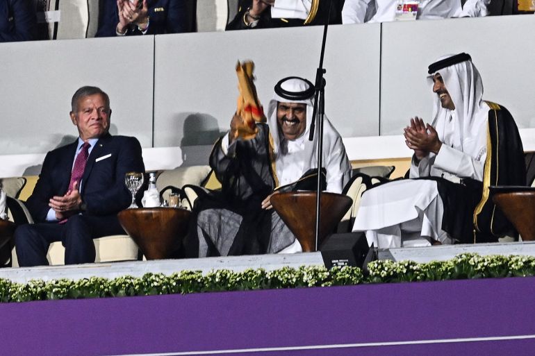 أمير قطر الحالي بجانب الأمير الوالد خلال حفل افتتاح كأس العالم 2022