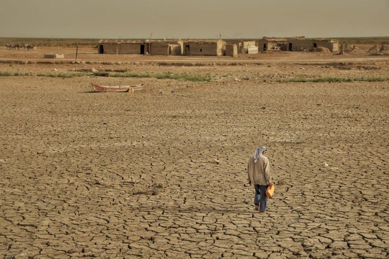 رجل يبحث عن الماء في مدينة الاصلاح بذي قار جنوب العراق...الجزيرة