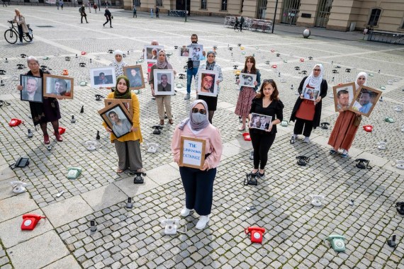 1- ألمانيا - برلين - ذوو مفقودين في سوريا يشاركون في مظاهرة ببرلين في ألمانيا تطالب الكشف عن مصير المعتقلين 2022 (مواقع التواصل) من صفحة حركة عائلات من أجل الحرية