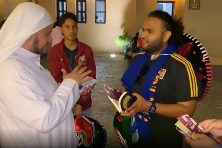 مشجع مكسيكي اعلن اعتناقه الإسلام في كتارا أمس الاثنين