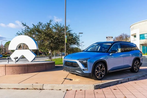 Dec 14, 2019 San Jose / CA / USA - NIO ES8 electric SUV displayed in front of NIO headquarters in Silicon Valley; NIO logo visible on the left; NIO is a Chinese automobile manufacturer gettyimages-1194762454