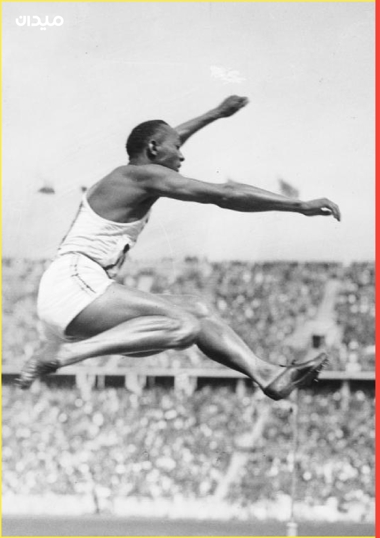 جيسي أوينز يقفز قفزة طويلة مرتديا حذاء "دايسلر" الذي نال به الميدالية الذهبية في أولمبياد 1936 في برلين