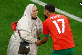 اللاعب المغربي سفيان بوفال يحتفل مع والدته بعد تأهل المغرب إلى نصف النهائي (رويترز)