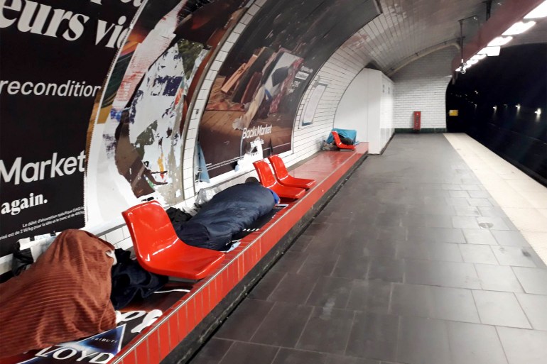 مجموعة من المهاجرين ينامون في محطة ميترو الانفاق في باريس الجزيرة نت