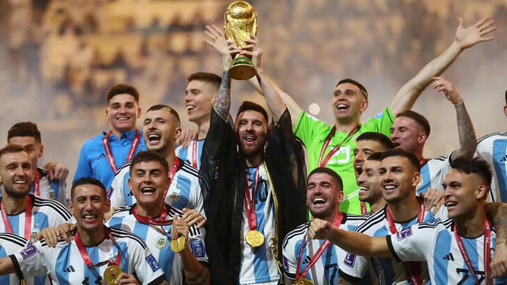 ميسي يحتفل بحصد كأس العالم 2022