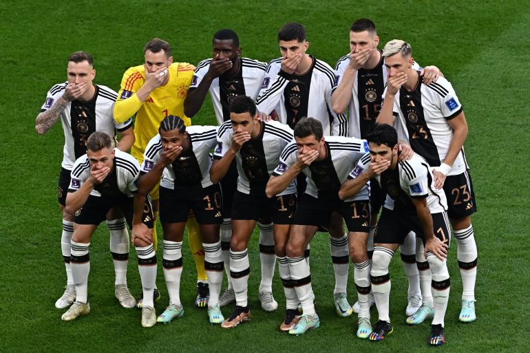 لاعبو منتخب ألمانيا قبل مباراة المباراة ضد ألمانيا في مونديال قطر 2022