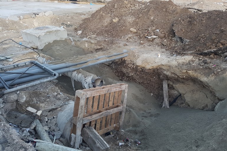 8-جانب من إعداد البنية التحتية في منطقة الحفرية في شارع السلطان سليمان(الجزيرة نت)