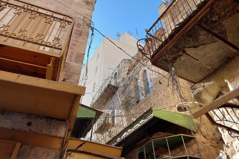 فلسطين-الخليل-البلدة القديمة- بؤرة استيطانية خلف البناء القديم وسط الخليل (الجزيرة)