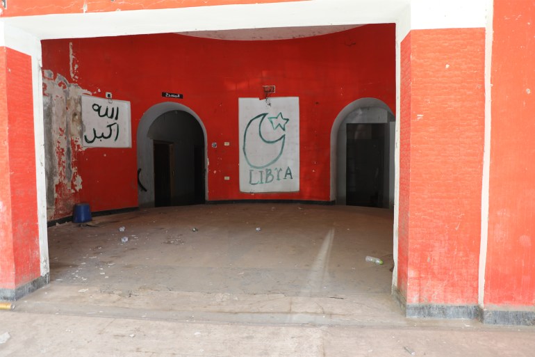 تظهر احد دور العرض وهي مغلقة منذ سنوات في العاصمة طرابلس وكأنه مكان مهجور