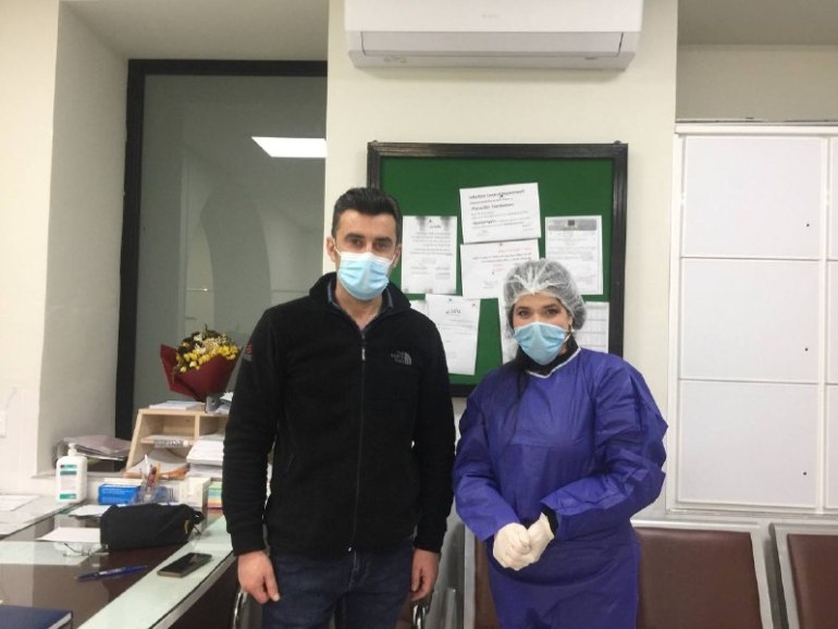 نيكار محمد مع أحد اطباء المختصين بالحروق داخل صالة الطوارئ في المستشفى