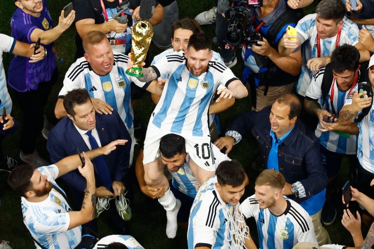 وميسي (وسط) وزملائه في منتخب الأرجنتين يحتفلون بلقب كأس العالم 2022