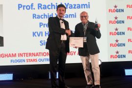 الدكتور اليزمي على الجائزة تحت اسم البروفيسور "ستانلي ويتينغهام" (Stanley Whittingham) الحائز على جائزة نوبل في الكيمياء لعام 2019 منتدى الاستدامة في الطاقة والبيئة بتايلاند 2022 ( رشيد اليزمي) مواقع التواصل