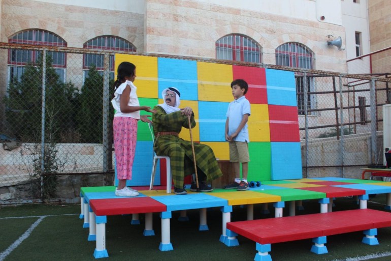 مسرح الأطفال واحد من النشاطات الميدانية للمؤسسة (الجزيرة)