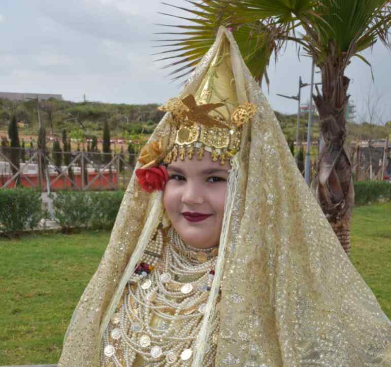 الشدة هو لباس تقليدي تلبسة العروس في مدينة تلمسان وقد يصل وزنه ل 15 كيلوغرام يتم من خلال قياس مدى تحمل العروس الجزيرة نت