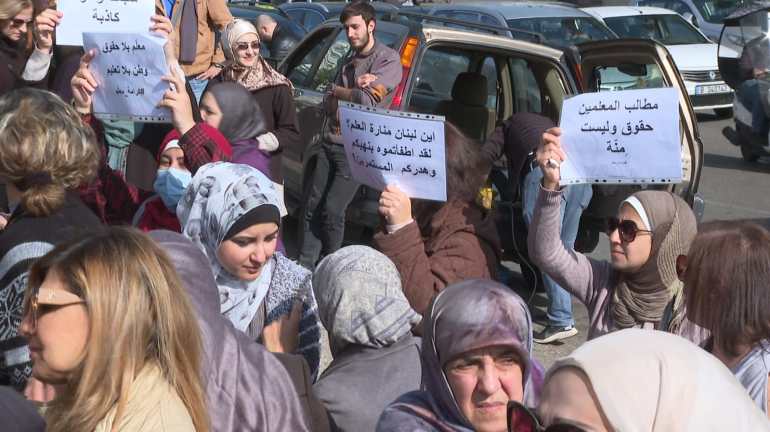 مظاهرةللمعلمين في المدارس الحكومية للمطالبة بحقوقهم (الجزيرة نت)