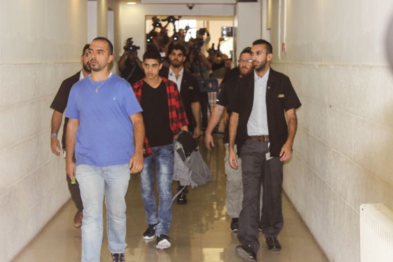 دخول الطفل أحمد مناصرة لقاعة المحكمة المركزية قادما من مؤسسة احتجاز الأحداث تحت حراسة مشددة(الجزيرة نت)