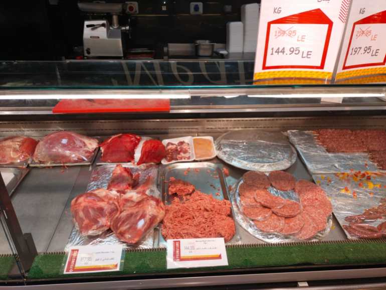اسعار اللحوم في السوق المصري لا تتوقف بشكل يوميا .. الصورة خاصة من تصوير المراسل