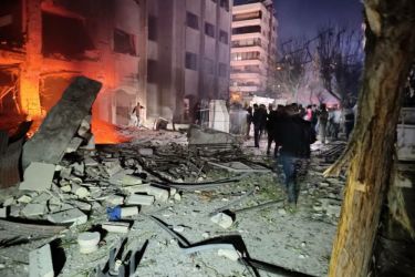 صورة للمبنى المتضرر من القصف الإسرائيلي الذي استهدف أحياء في دمشق (مواقع التواصل)