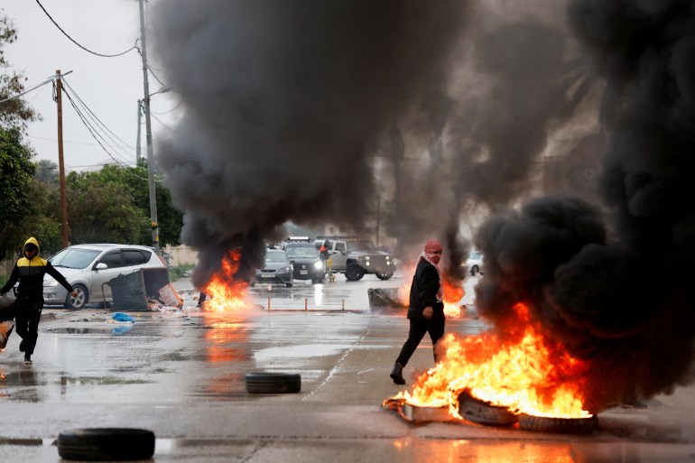 اشتباكات بين مقاومين فلسطينيين وقوات الاحتلال في أريحا قبل أيام (رويترز)