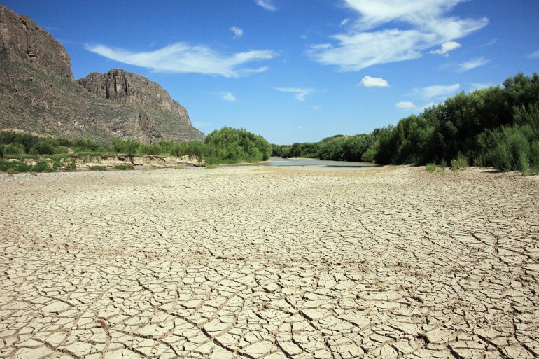Cracked dried up mud in the Rio Grande River by the Santa Elena Canyon, Big Bend National Park, Texas, USA قام الباحثين بفحص بيانات قياس أكثر من 9500 من أحواض الأنهار حول العالم (