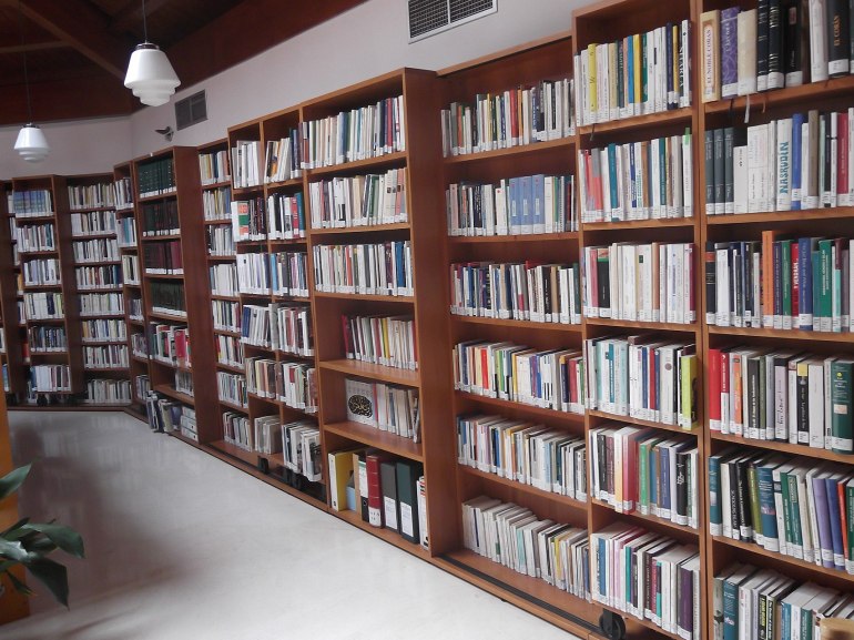 مكتبة طليطلة من الداخل - المصدر: ولاء/جامعة القاهرة