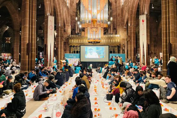 رفع الأذان وإقامة إفطار جماعي لعشرات المسلمين في كنيسة "كاتدرائية مانشستر"