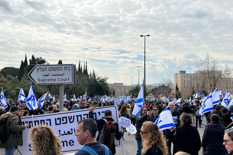 الآلاف من ضباط وجنود قوات الاحتياط الإسرائيلية توقفوا عن أداء الخدمة العسكرية احتجاجًا على التعديلات القضائية