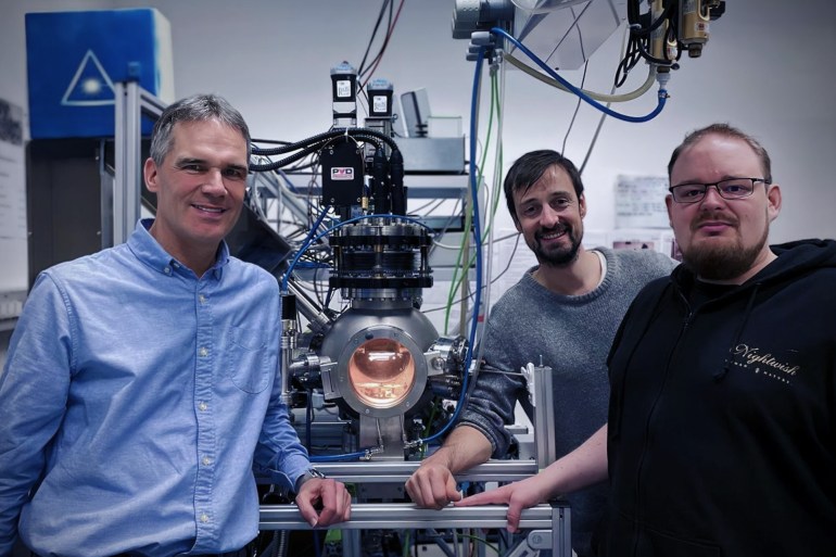 فريق الباحثين: يورجن فلايج، وتوبياس هوبير، وألكسندر شميد (من اليسار لليمين) (جامعة فيينا للتكنولوجيا)